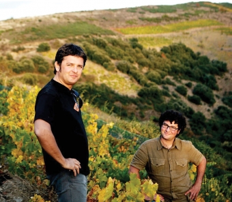 Álvaro Palacio Muro och Ricardo Pérez i de branta vinfälten i Bierzo. Álvaro är den sjunde i en syskonskara på nio. Istället för att börja jobba i familjebodegan åkte han till universitetet i Bordeaux, för att studera enologi.